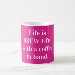 Mug La vie est brassée avec un café à la main