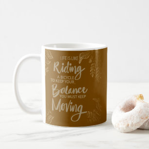 Mug La vie est comme faire du vélo, continuez d'avance
