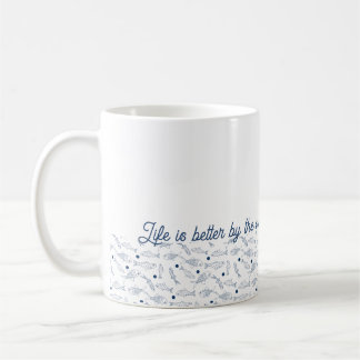 Mug La vie est meilleure au bord de la mer motif poiss