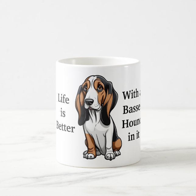 Mug La vie est meilleure avec un Basset Hound (Centre)