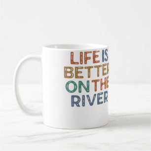 Mug La vie est meilleure sur la rivière Kayak en tube
