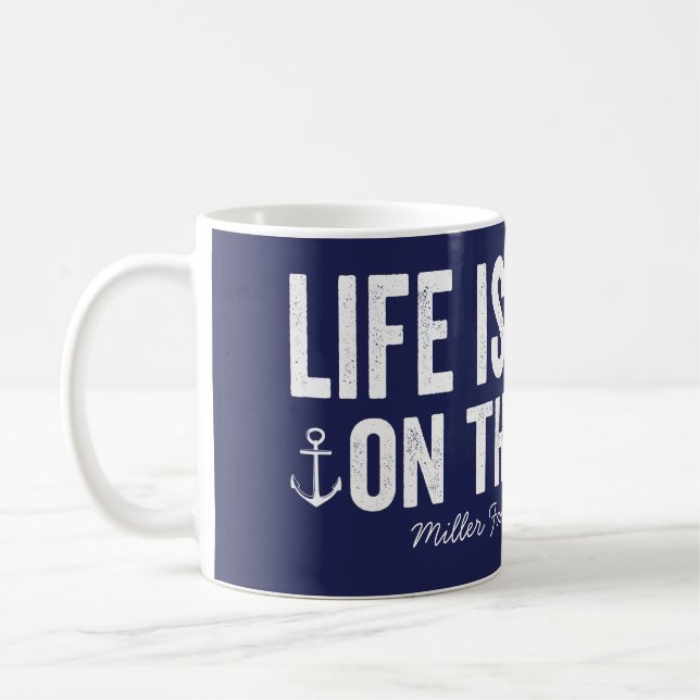 Mug La vie est meilleure sur le nom du bateau | Marine (Gauche)
