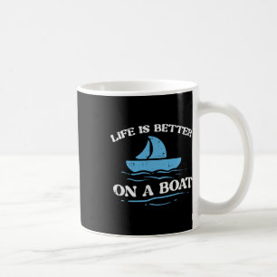 Mug La vie est meilleure sur un bateau à voile proprié