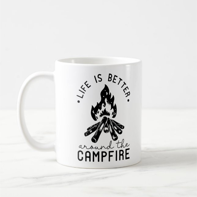 Mug La Vie Est Mieux Autour Du Feu De Campagne (Gauche)