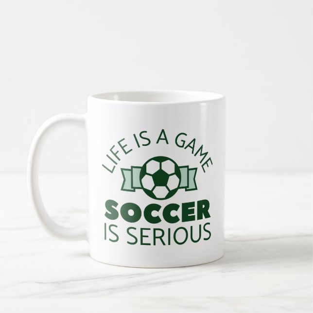 Mug La Vie Est Un Jeu Le Football Est Sérieux (Gauche)