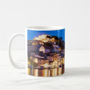 Mug La ville croate de Sibenik la nuit
