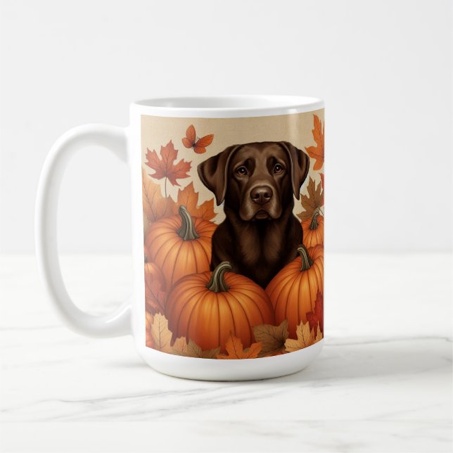 Mug Labrador chocolat dans un décor automnal avec citr (Gauche)