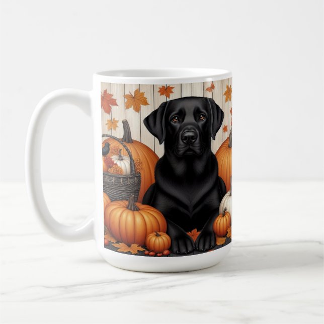 Mug Labrador noir avec citrouilles et feuilles d'autom (Gauche)