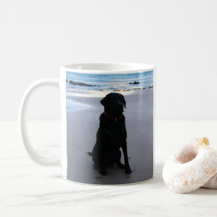 Mug Labrador noir sur une plage