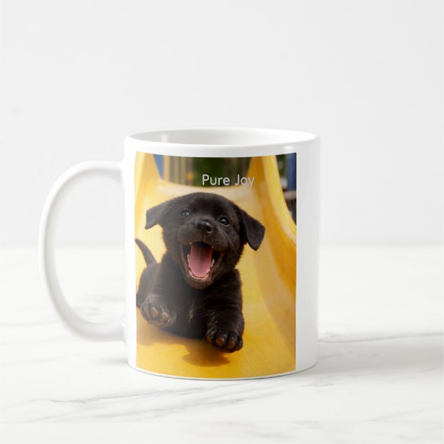 Mug Labrador Retriever noir chiot heureux sur un tobog (Gauche)