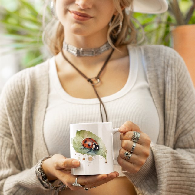Mug Ladybug assis sur une feuille d'aquarelle vibrante (Créateur téléchargé)
