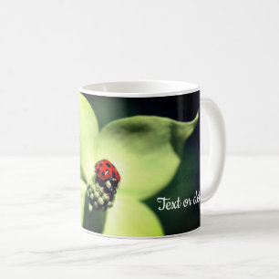 Mug Ladybug Sur Fleur De Dogwood Personnalisé