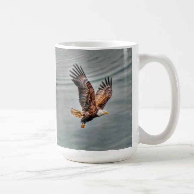 Mug L'aigle à tête blanche américain survole l'océan (Droite)