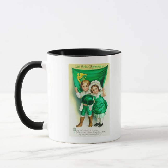 Mug Laissez Erin se souvenir d'un couple tenant un dra (Gauche)