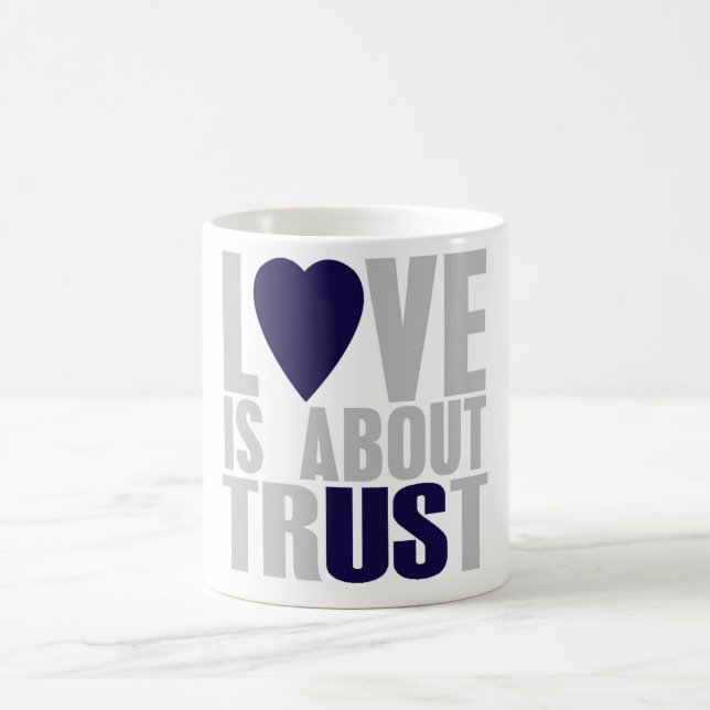 Mug L'amour est au sujet de confiance (Centre)
