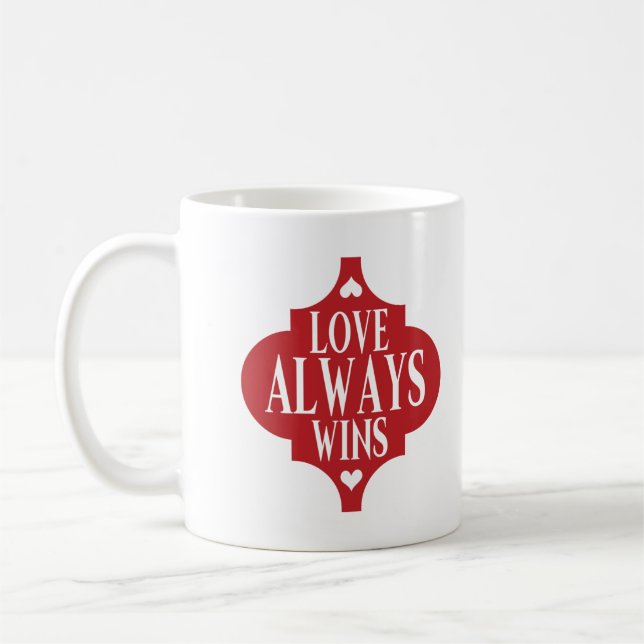 Mug L'amour gagne toujours Valentines design de badge  (Gauche)