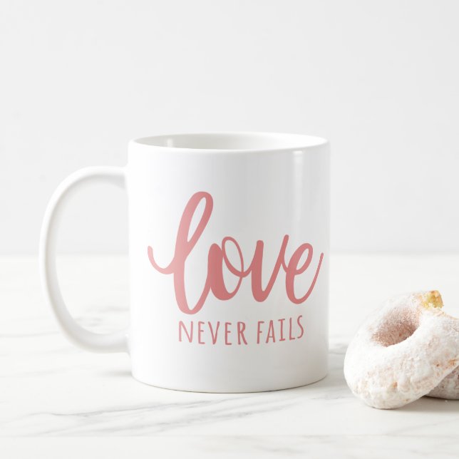 Mug L'amour n'échoue jamais - 1 Corinthiens 13:8 Rose (Avec donut)