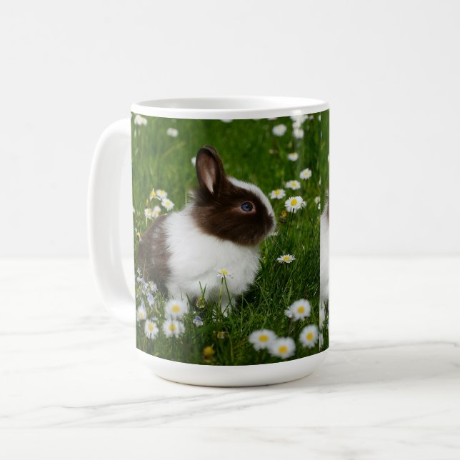 Mug Lapin bébé mignon dans un jardin fleuri (Devant gauche)