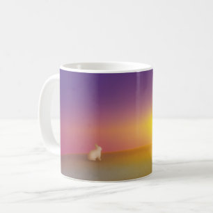 Mug Lapin blanc mignon sur Grassy Hill au lever du sol