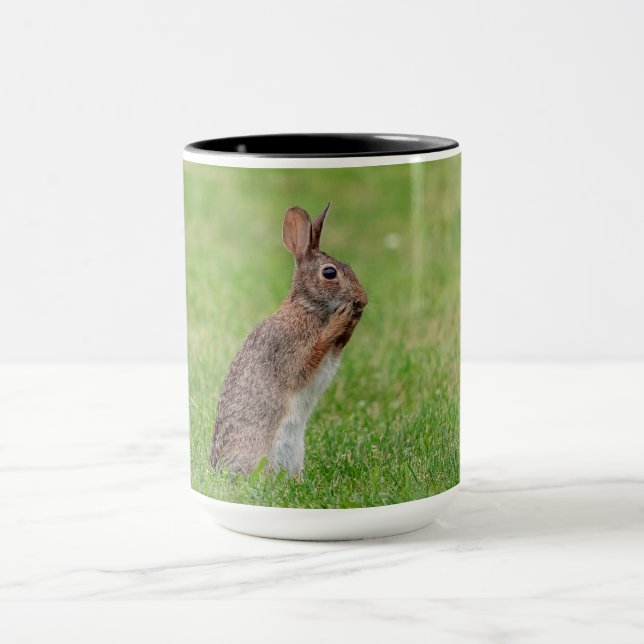Mug Lapin debout dans l'herbe et l'air timide (Centre)