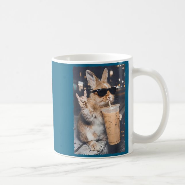 Mug Lapin drôle buvant du café glacé jour de Pâques dr (Droite)
