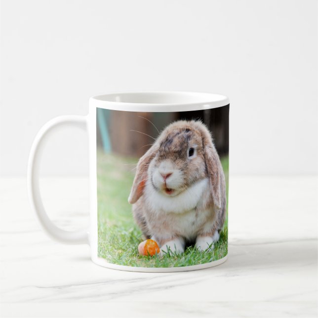Mug Lapin mignon à la lop dans l'herbe avec carotte (Gauche)