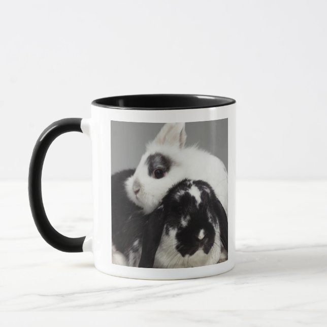 Mug lapin Nain-à oreilles se penchant au-dessus de aux (Gauche)