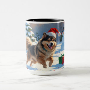 Mug Lapphund finnois courant dans la neige avec un cha