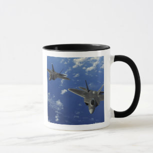 Mug L'Armée de l'Air d'USA F-22 Raptors en vol près 