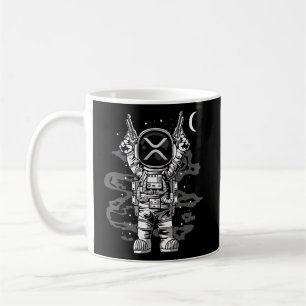 Mug L'Astronaute Tire La Pièce Xrp Sur Le Jeton De Cri
