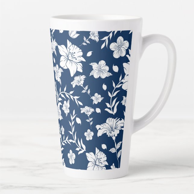 Mug Latte à Fleurs Blanches sur Fond Bleu Marine (Droite)