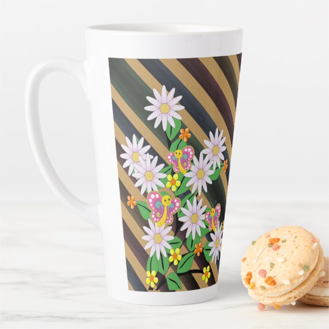 Mug Latte à rayures papillon floral (En situation)