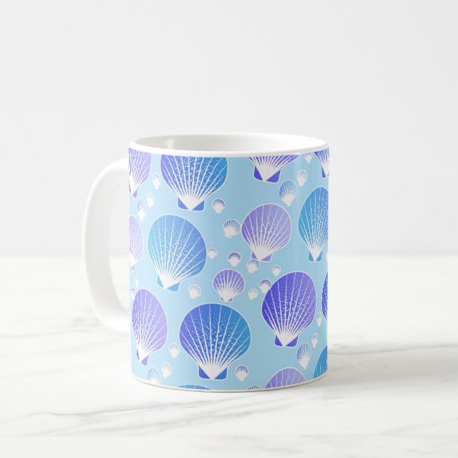 Mug Lavande et coques bleues sur bleu pâle (Devant gauche)