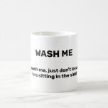 Mug LAVER MOI Funny Custom Text Dirty<br><div class="desc">LAVE-MOI Oui,  lave-moi,  ne me laisse pas ici assise dans cet évier ! Drôle tasse de café pour cette personne agaçante qui ne lave jamais sa tasse.</div>
