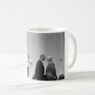 Mug LBJ donnant le traitement