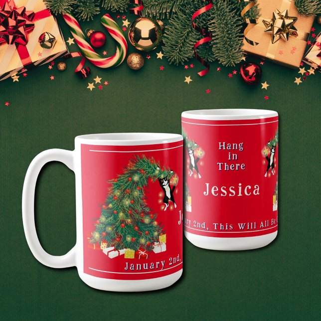 Mug Le 2 janvier, tout sera fini Noël drôle (Cute Funny Sarcastic  Red Holiday mug Cat Hangs in Christmas Tree "Hang in there" Typography )