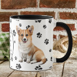 Mug Le 8e jour Dieu a créé le Corgi<br><div class="desc">Un adorable Pembroke Welsh Corgi Dog vous regarde de deux côtés de cette tasse. Le texte entre les deux images dit "Le 8ème jour, Dieu a créé le CORGI et l'a appelé TRÈS BIEN". Les images de chien et la bannière blanche ovale contenant les champs de texte sont placées sur...</div>