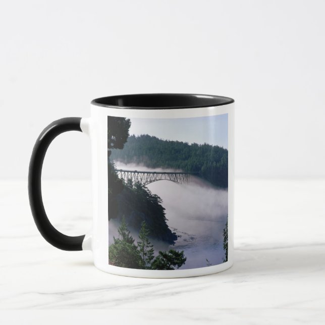 Mug Le brouillard dérive sous le pont Deception Pass à (Gauche)