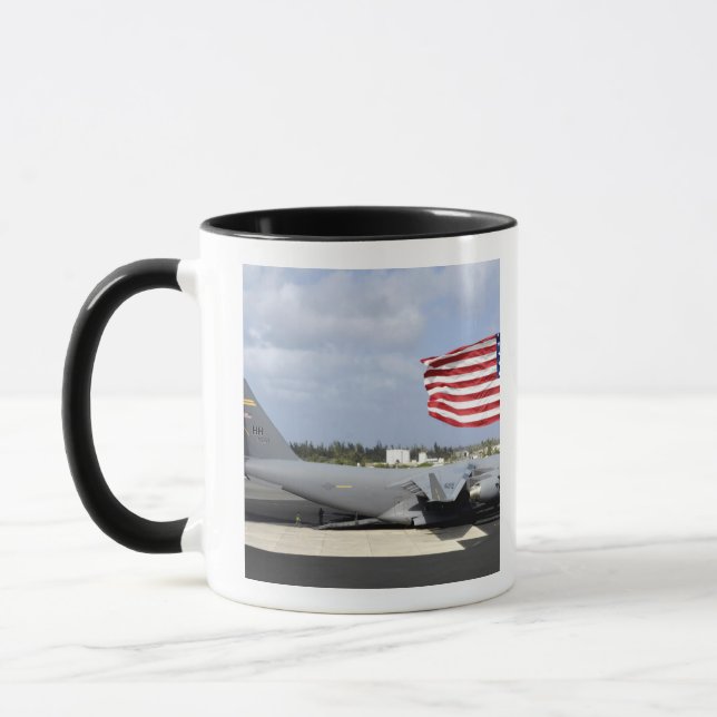 Mug Le C-17 Globemaster III se trouve sur le vol (Gauche)