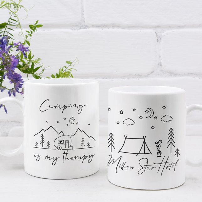 Mug Le camping est ma thérapie & Citations de l'hôtel  (Camping is My Therapy & Million Star Hotel Quotes Coffee Mug)