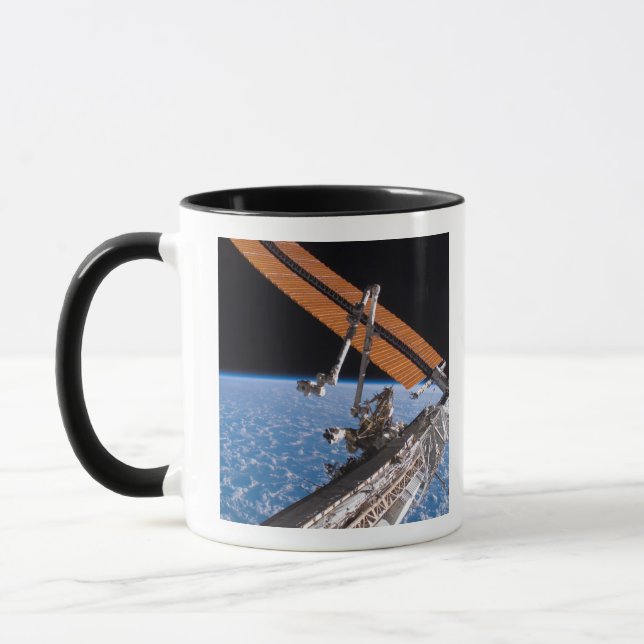 Mug Le Canadarm2 et les ailes de panneaux solaires (Gauche)