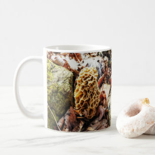 Mug Le champignon Morel dans la nature