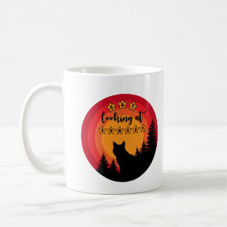 Mug Le chat noir debout regarde le coucher du soleil