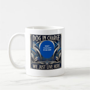 Mug Le chien dirige la maison. Le chien est en charge.