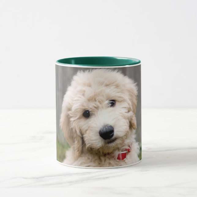 Mug Le Chiot De Goldendoodle S'Assis Dans L'Herbe (Centre)