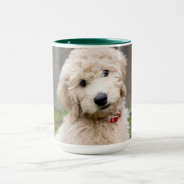 Mug Le Chiot De Goldendoodle S'Assis Dans L'Herbe (Centre)