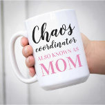 Mug Le coordinateur du Chaos connaît aussi Maman Funny<br><div class="desc">Chaos Coordinateur aussi connu sous le nom de Maman Amusante tasse de café</div>