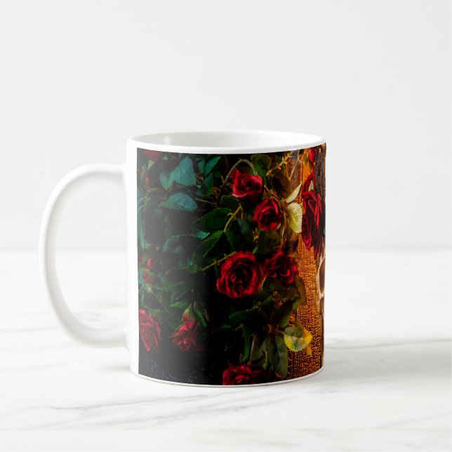 Mug Le crâne humain sur la table noire se trouve dans  (Gauche)