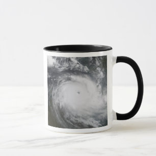 Mug Le cyclone Monica dans l'océan Pacifique Sud