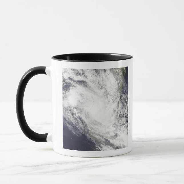 Mug Le cyclone tropical Fami survole Madagascar (Gauche)